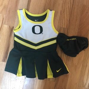 Oregon Duck cheerleader
